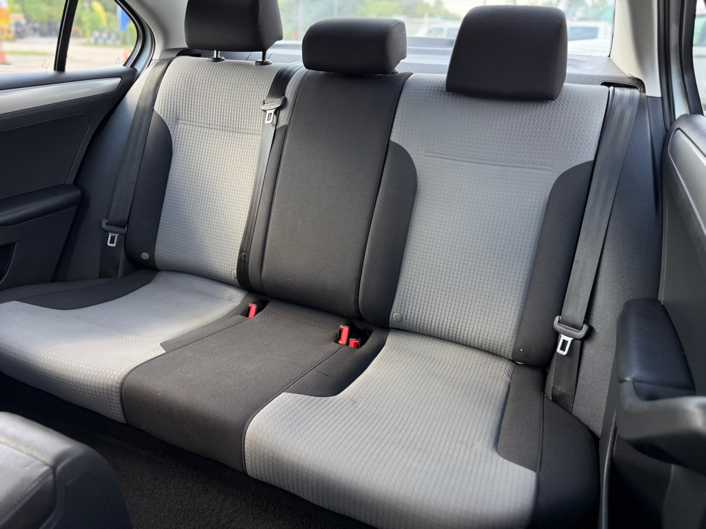 Photo 20 of this VOLKSWAGEN JETTA