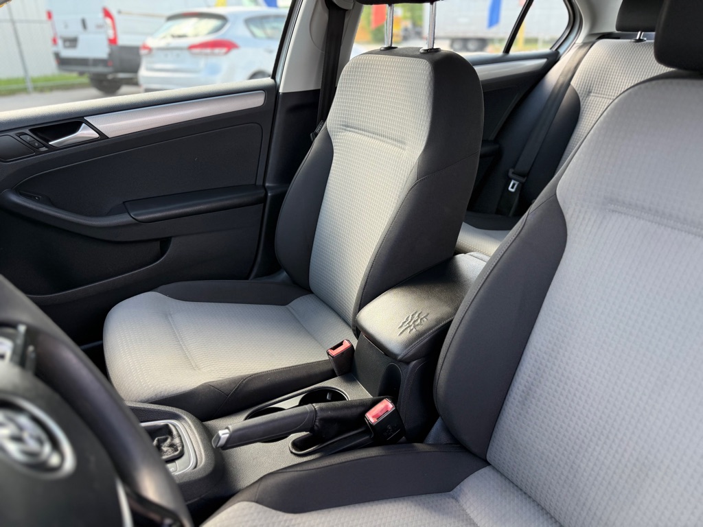 Photo 17 of this VOLKSWAGEN JETTA