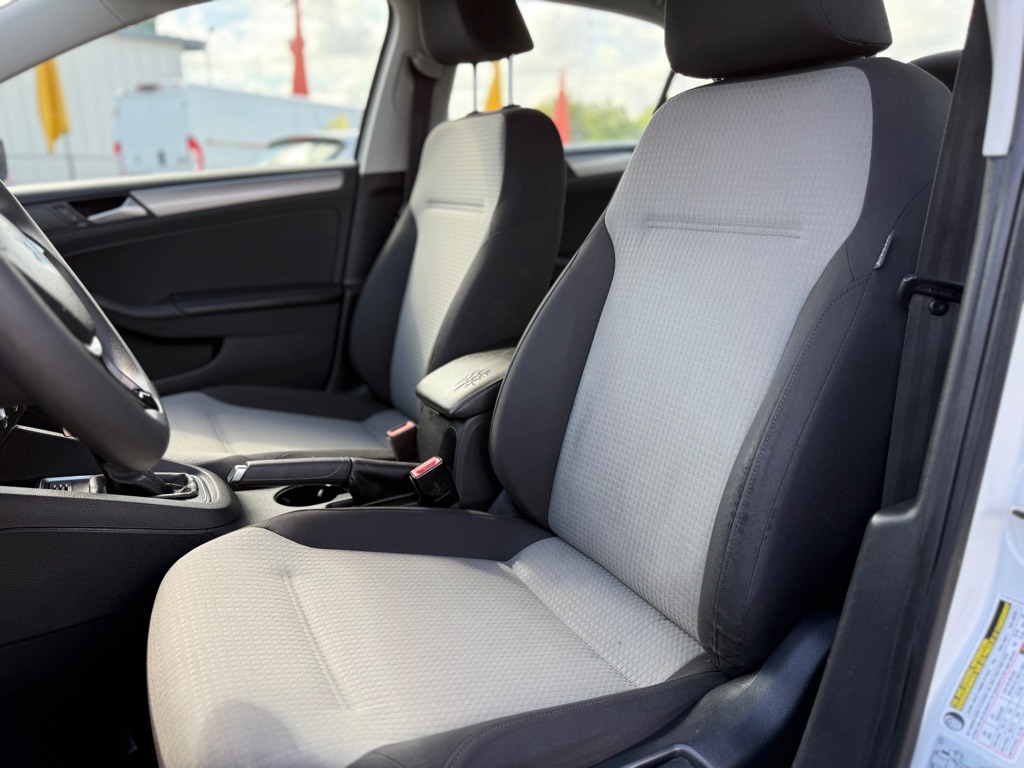 Photo 16 of this VOLKSWAGEN JETTA