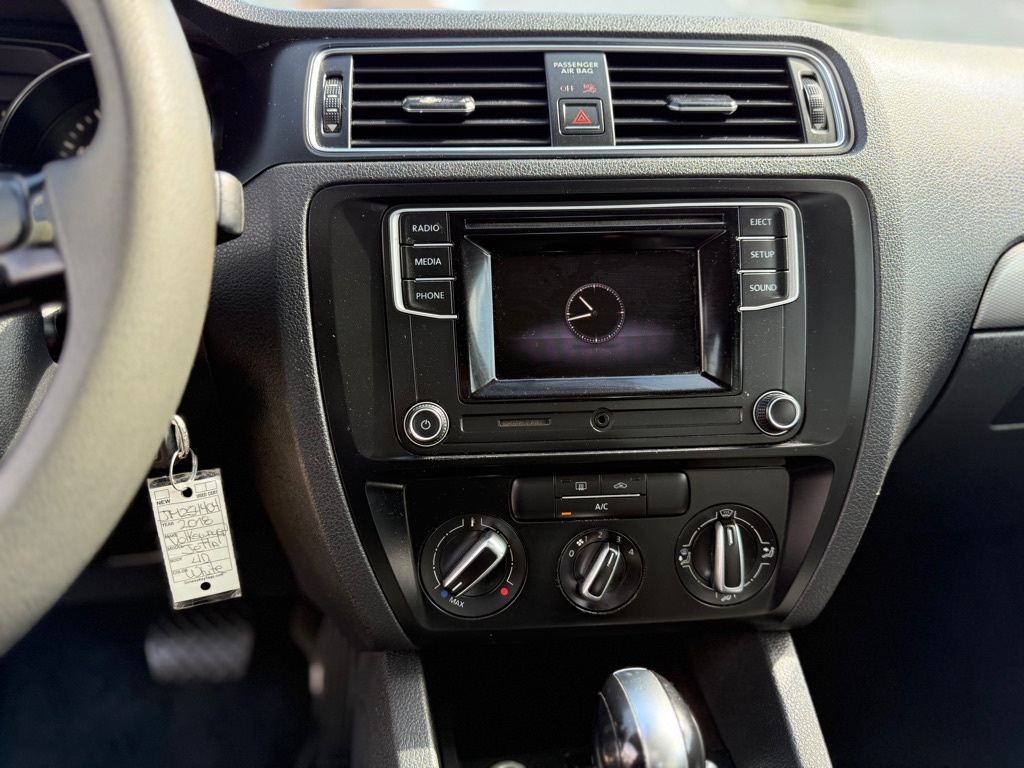 Photo 13 of this VOLKSWAGEN JETTA