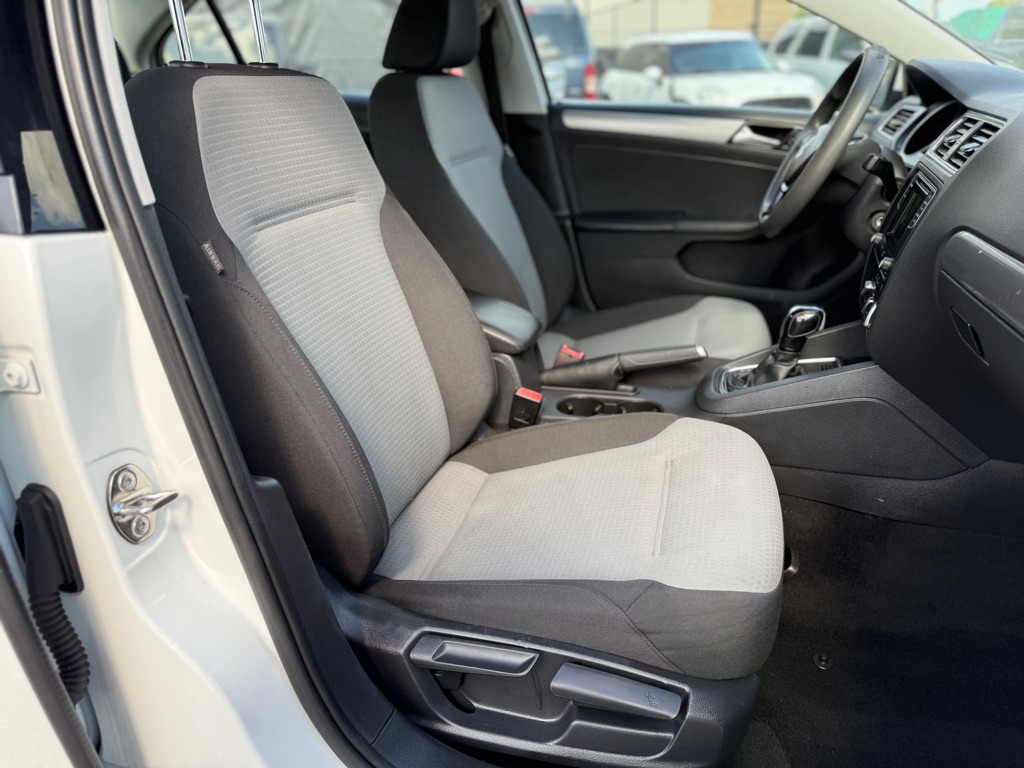Photo 18 of this VOLKSWAGEN JETTA