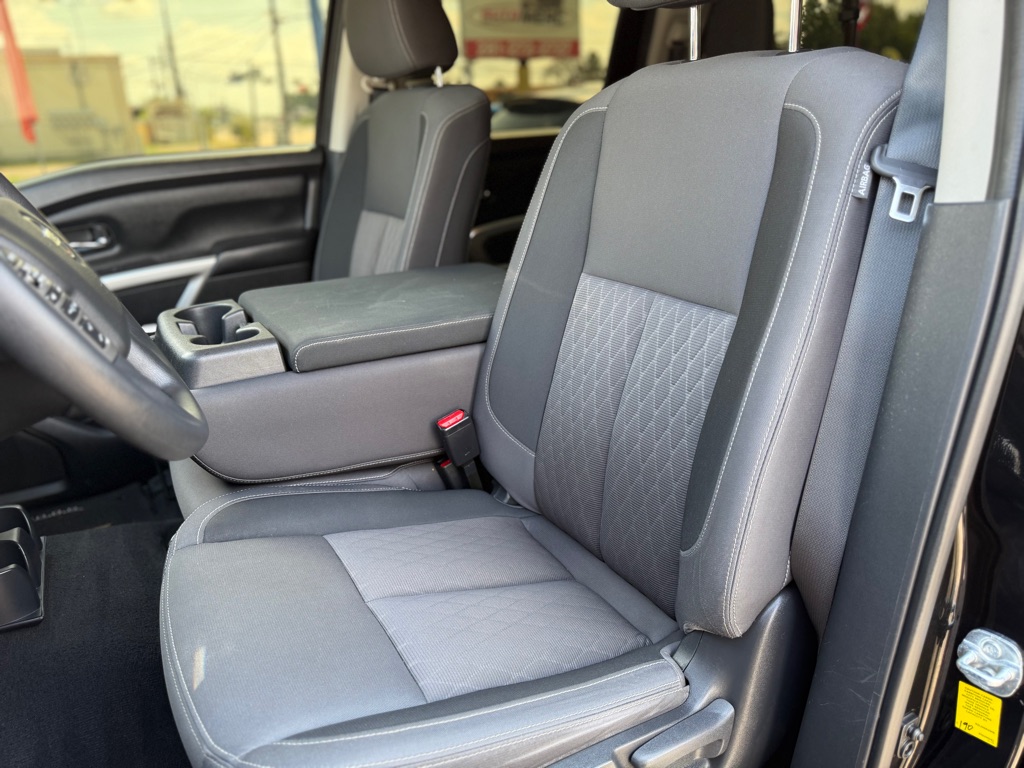 Photo 23 of this NISSAN TITAN