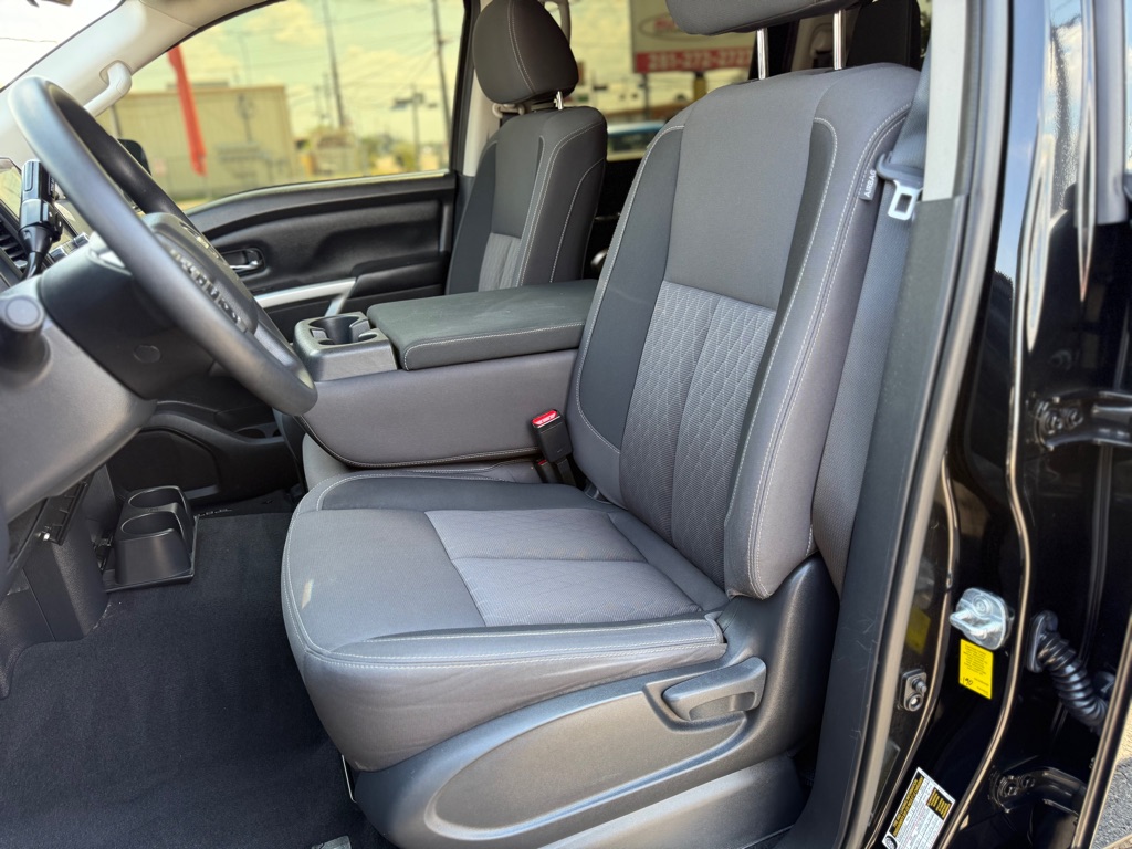 Photo 22 of this NISSAN TITAN