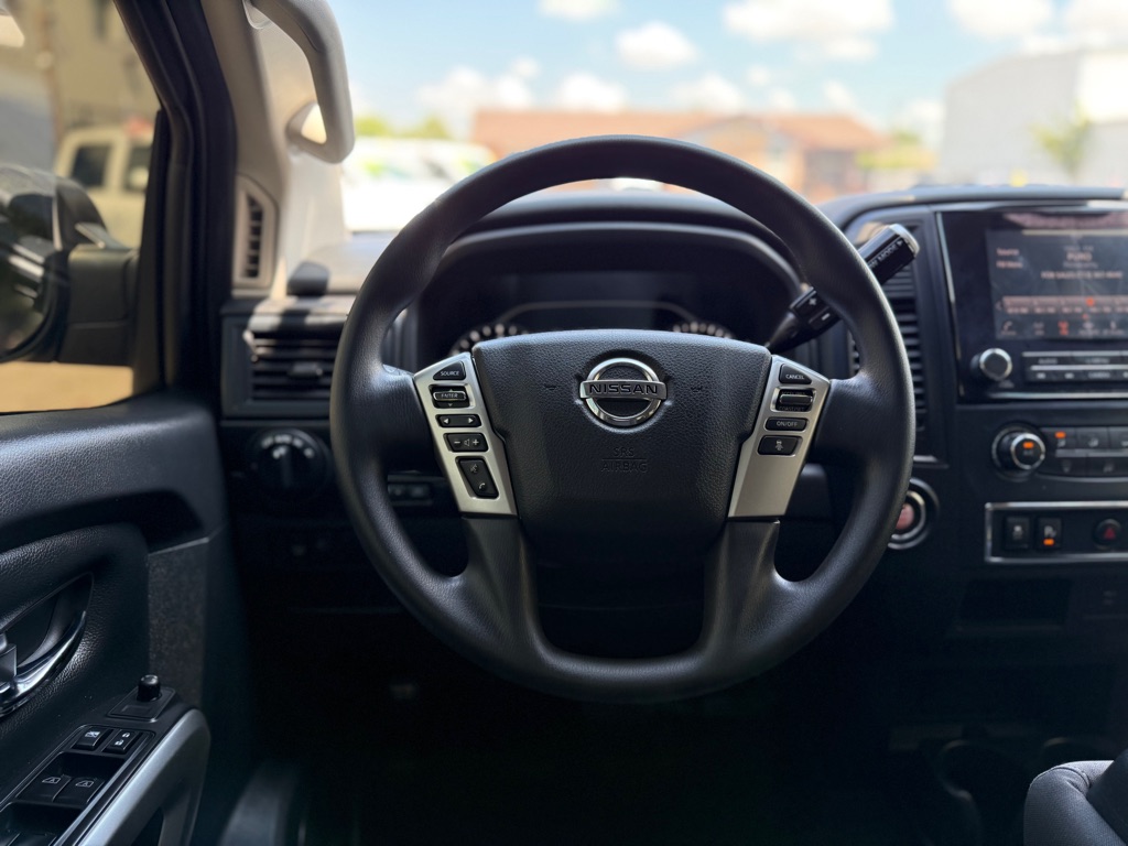 Photo 17 of this NISSAN TITAN