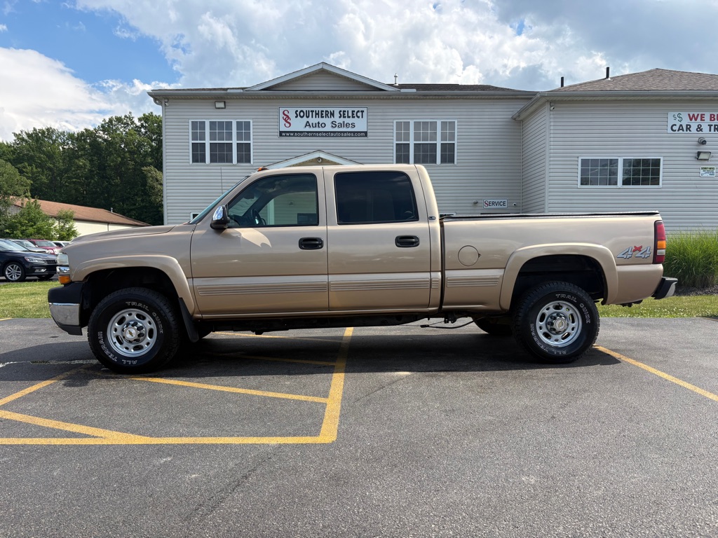 Gold 2001 Chevrolet Silverado 2500HD Pickup Truck Four-Wheel Drive 6-Speed Manual