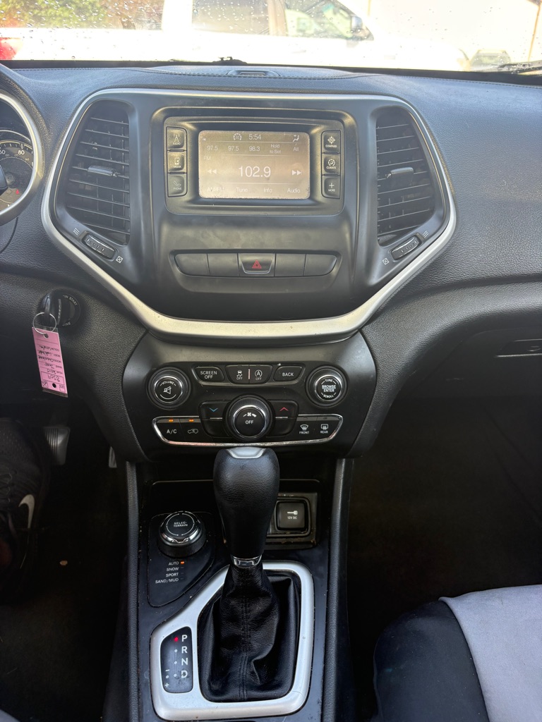 Photo 14 of this JEEP CHEROKEE