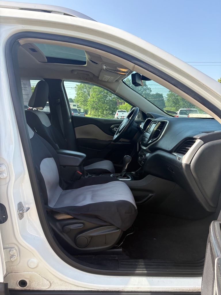 Photo 11 of this JEEP CHEROKEE