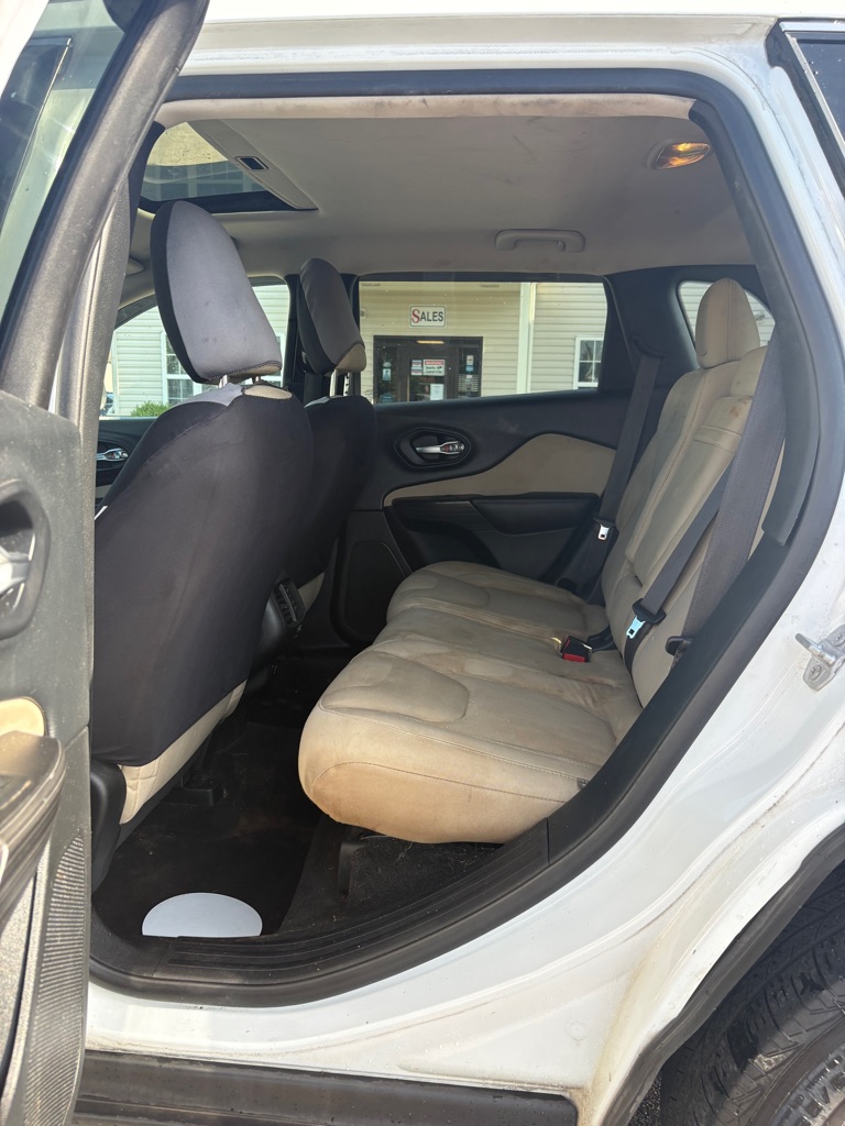 Photo 10 of this JEEP CHEROKEE