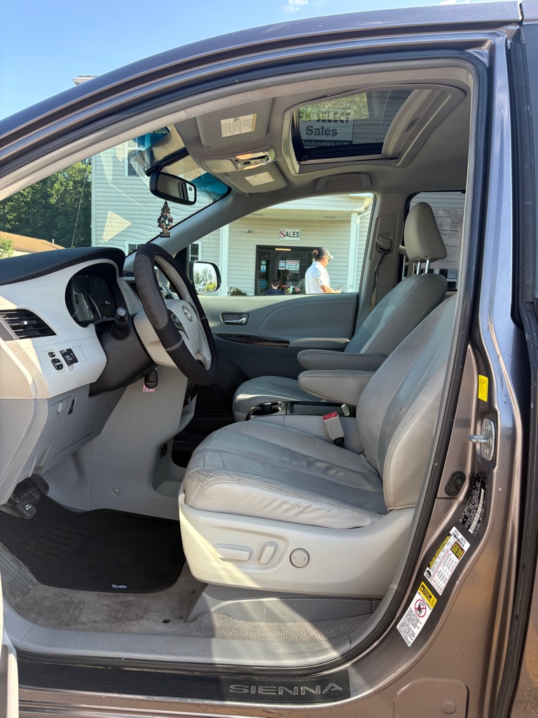Photo 9 of this TOYOTA SIENNA