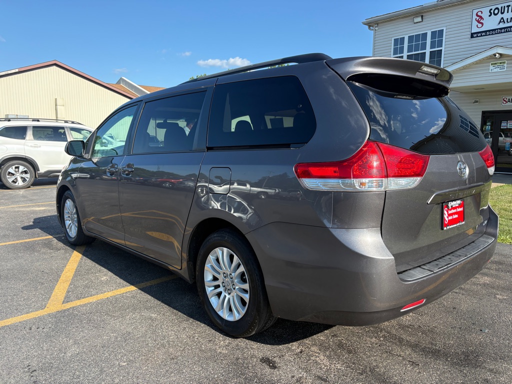 Photo 8 of this TOYOTA SIENNA