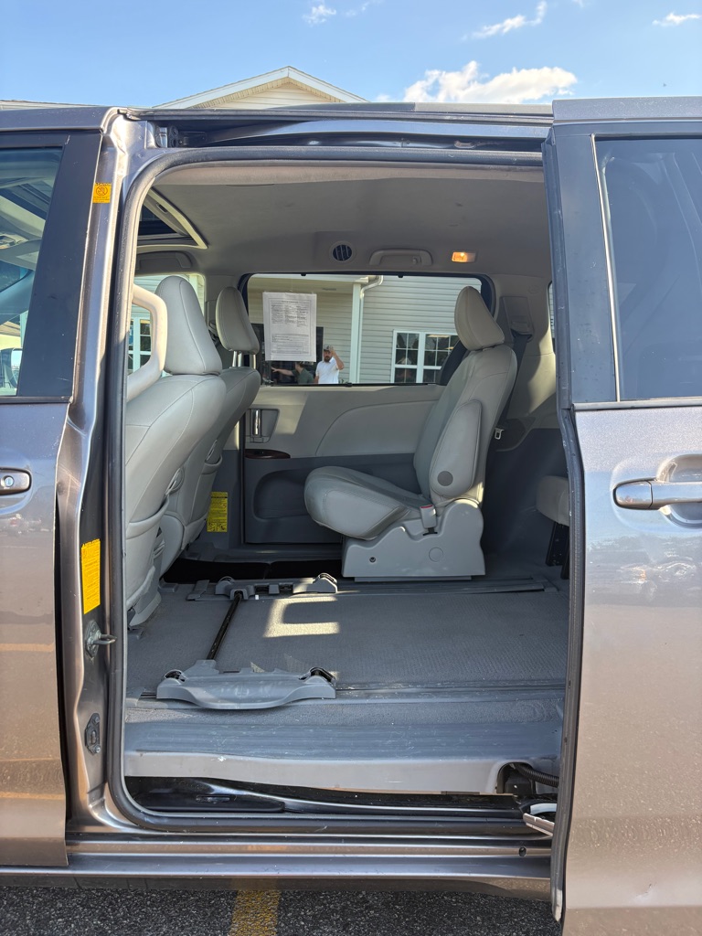 Photo 10 of this TOYOTA SIENNA