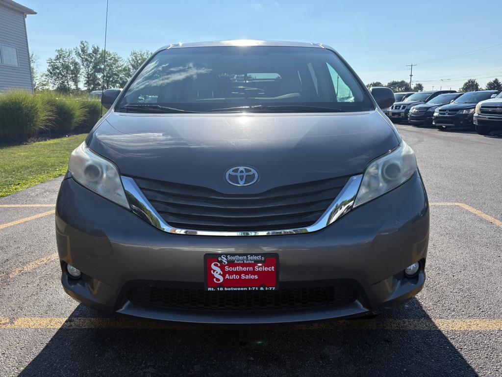 Photo 3 of this TOYOTA SIENNA