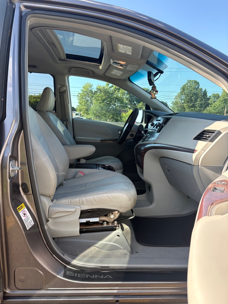 Photo 11 of this TOYOTA SIENNA
