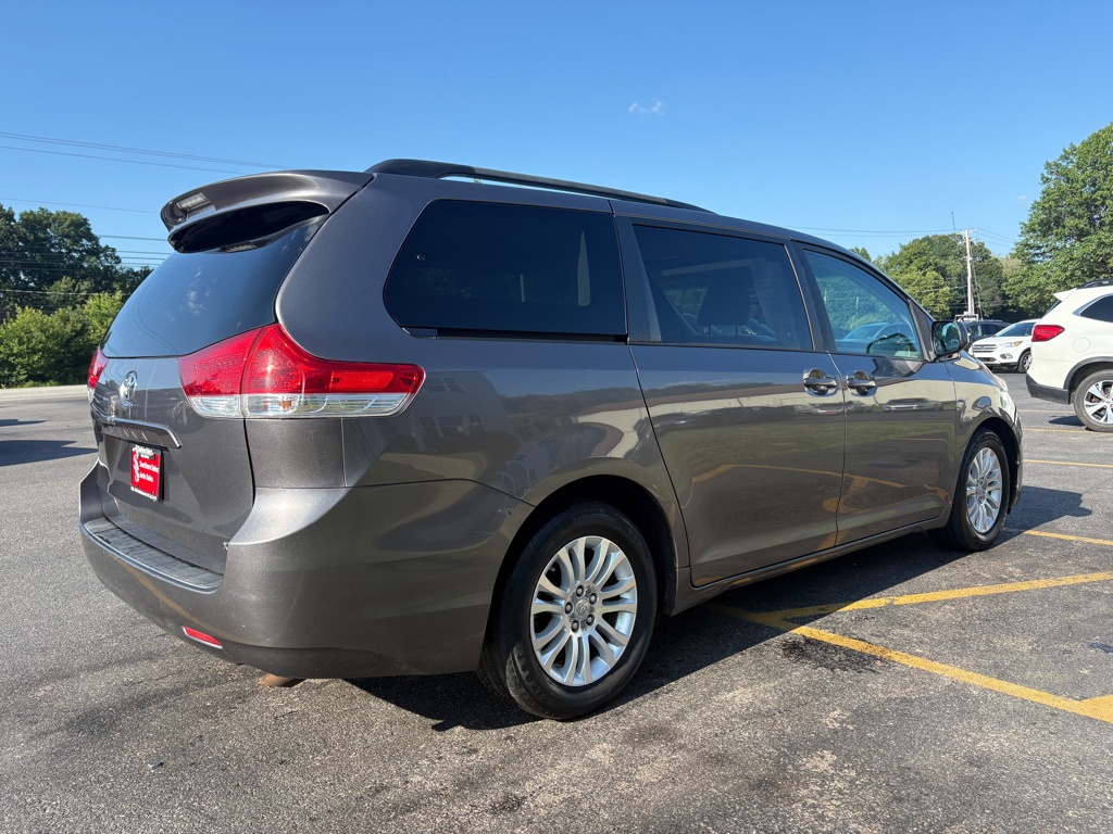 Photo 6 of this TOYOTA SIENNA