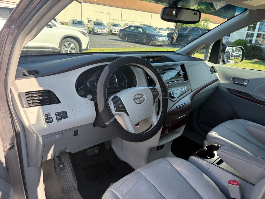 Photo 14 of this TOYOTA SIENNA