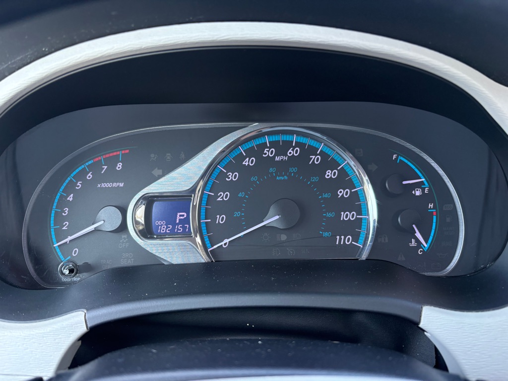 Photo 15 of this TOYOTA SIENNA