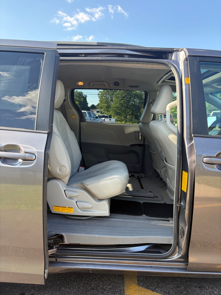 Photo 12 of this TOYOTA SIENNA