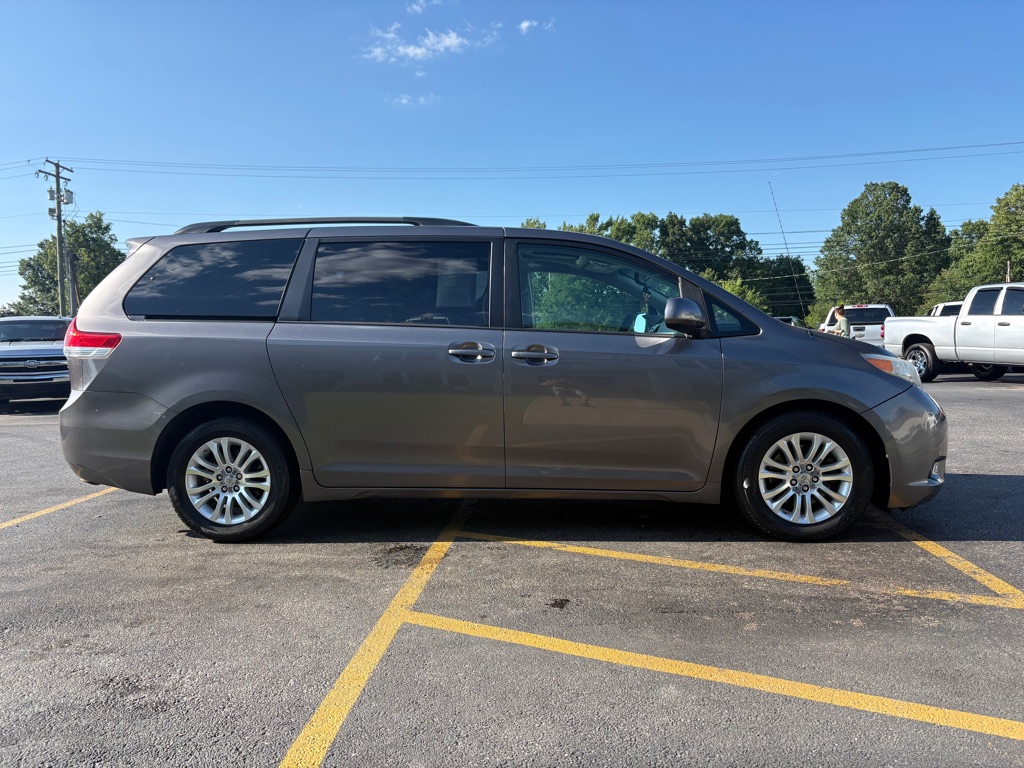 Photo 5 of this TOYOTA SIENNA