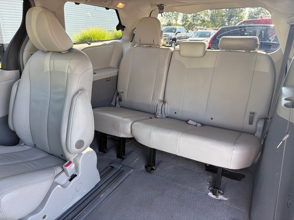 Photo 13 of this TOYOTA SIENNA