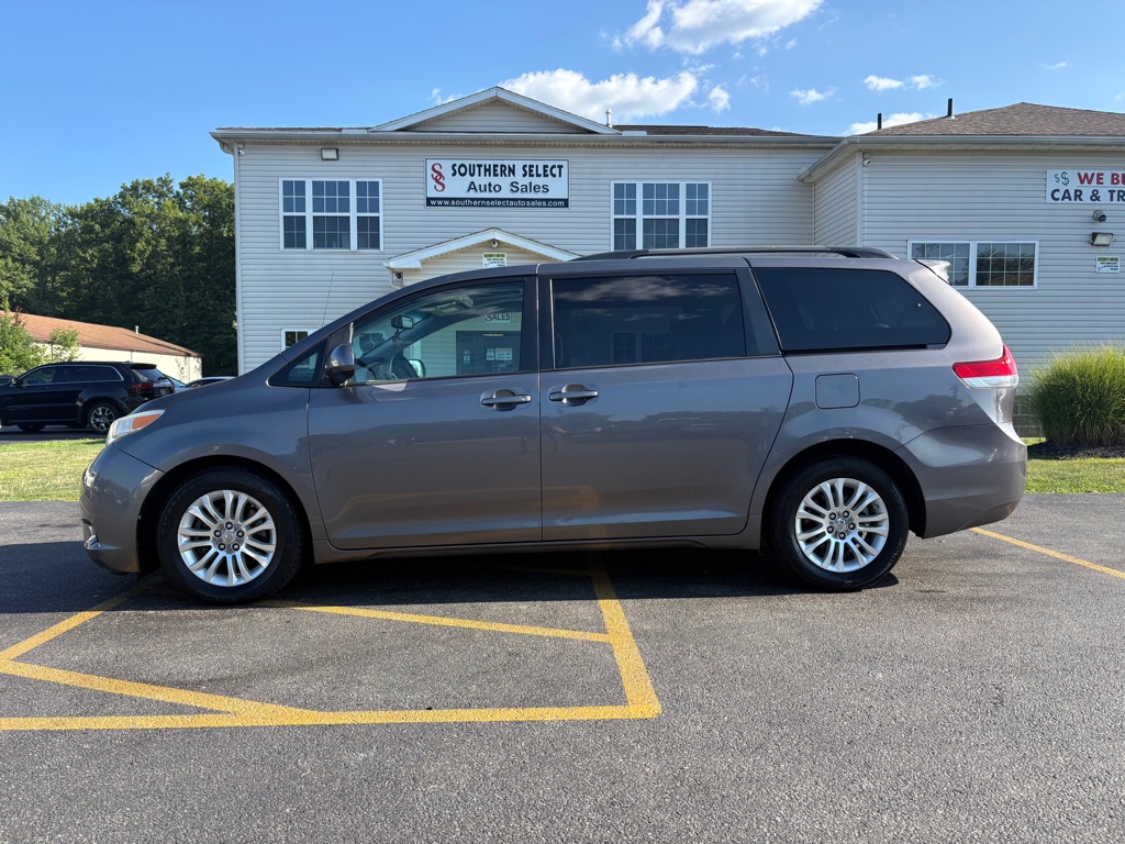 2011 TOYOTA SIENNA
