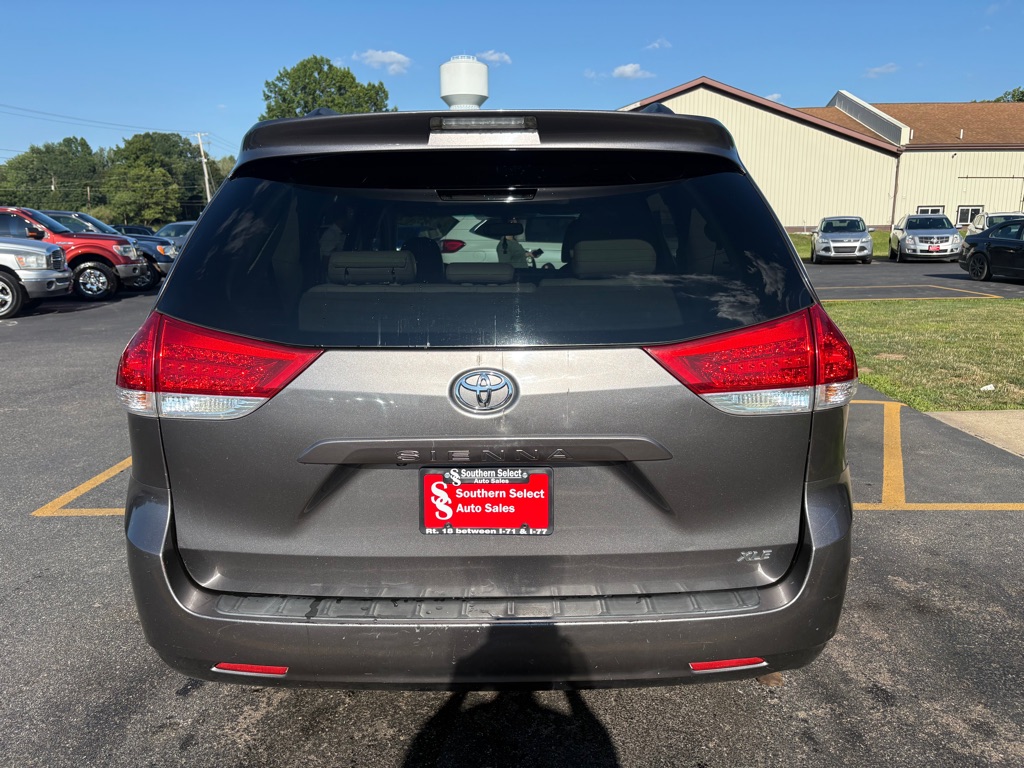 Photo 7 of this TOYOTA SIENNA