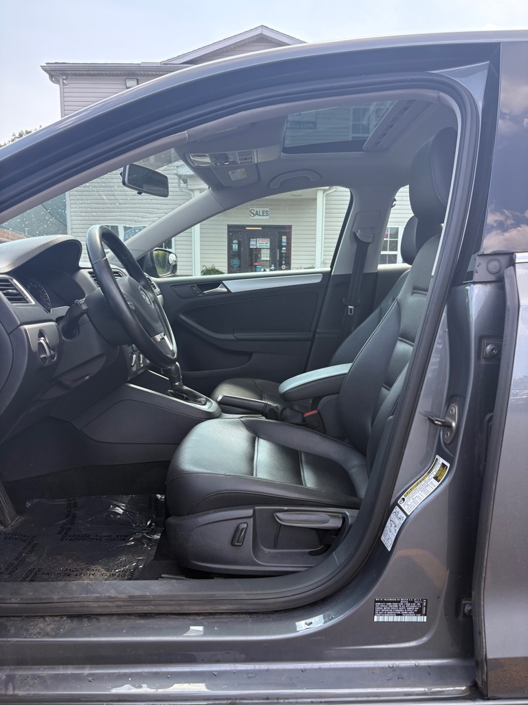 Photo 9 of this VOLKSWAGEN JETTA