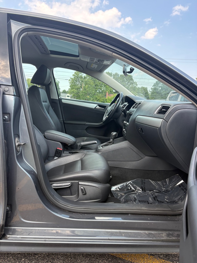 Photo 11 of this VOLKSWAGEN JETTA