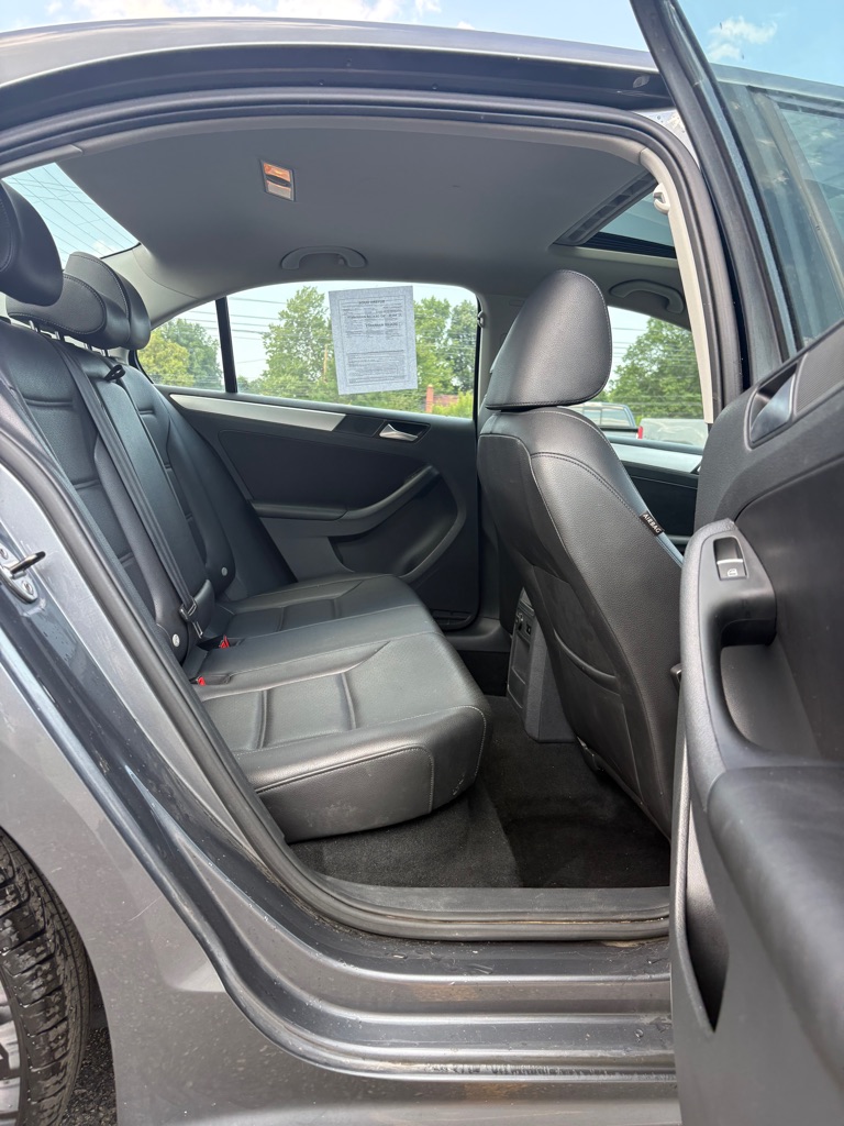 Photo 12 of this VOLKSWAGEN JETTA