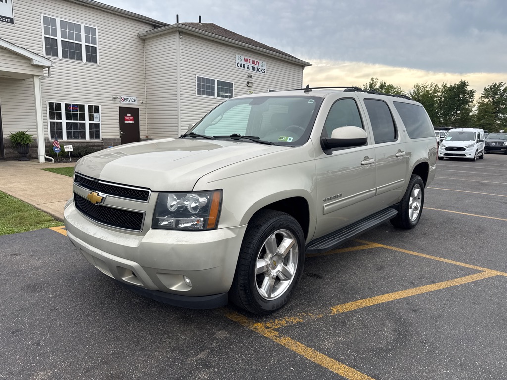 Photo 2 of this CHEVROLET SUBURBAN