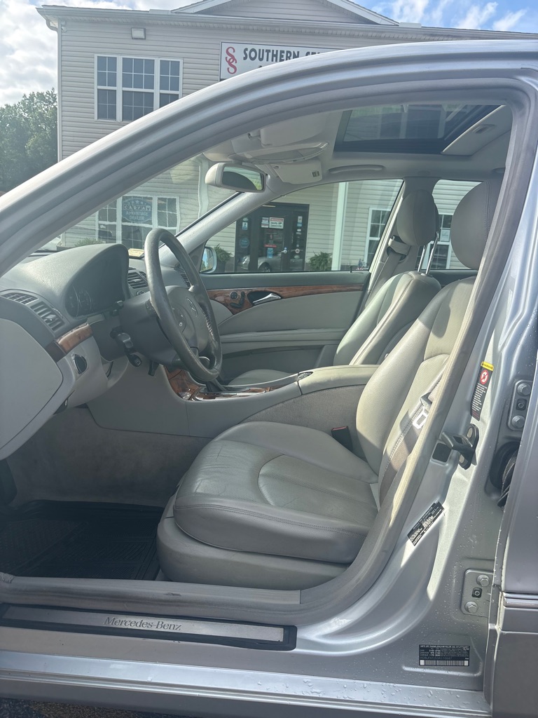 Photo 9 of this MERCEDES-BENZ E-CLASS
