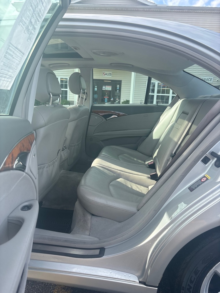 Photo 10 of this MERCEDES-BENZ E-CLASS