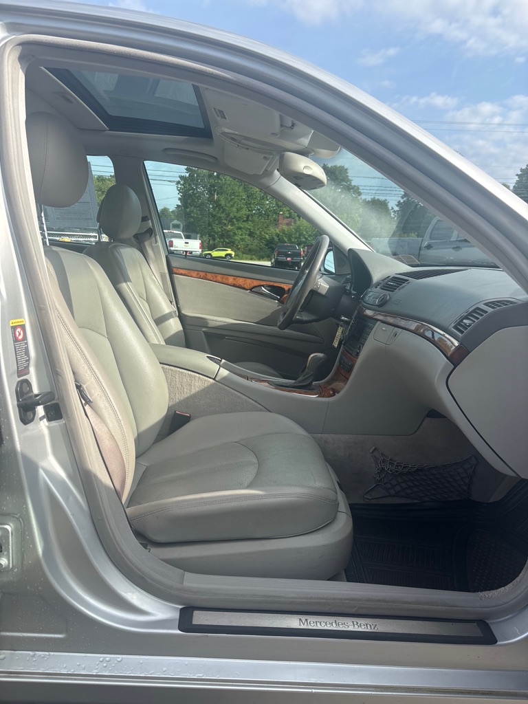 Photo 11 of this MERCEDES-BENZ E-CLASS