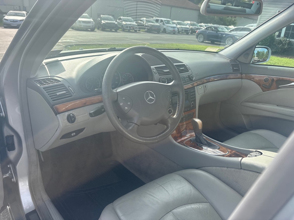 Photo 13 of this MERCEDES-BENZ E-CLASS