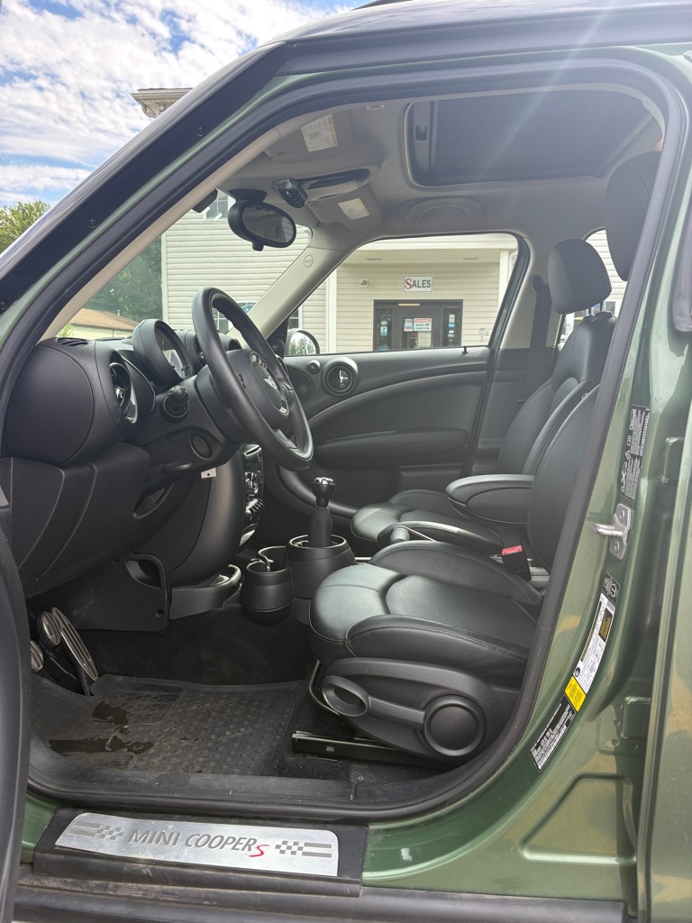 Photo 9 of this MINI COUNTRYMAN