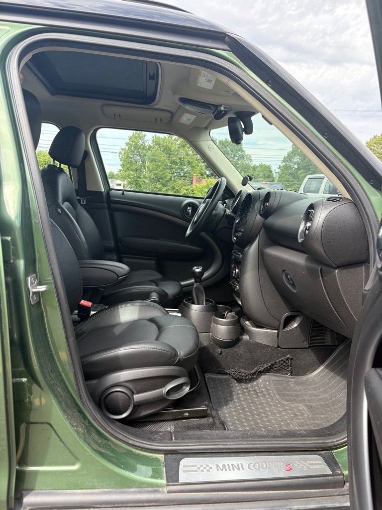 Photo 11 of this MINI COUNTRYMAN