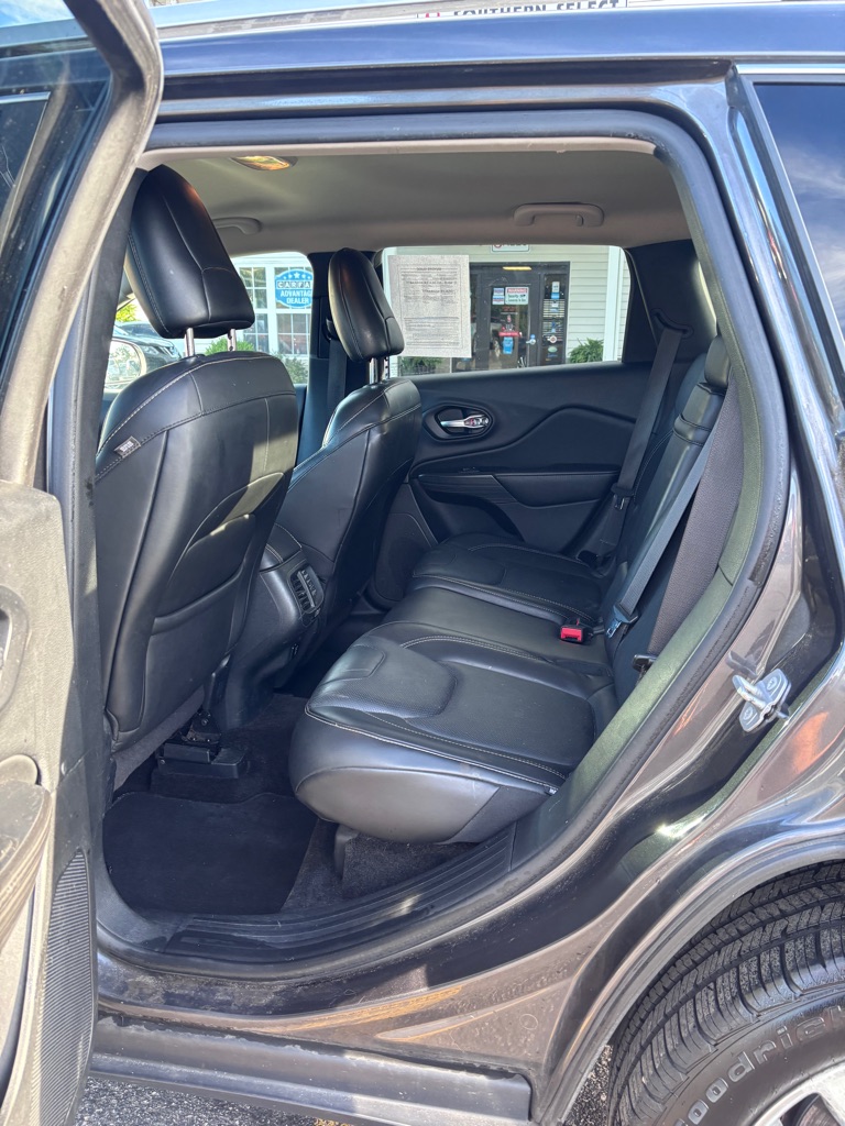 Photo 10 of this JEEP CHEROKEE