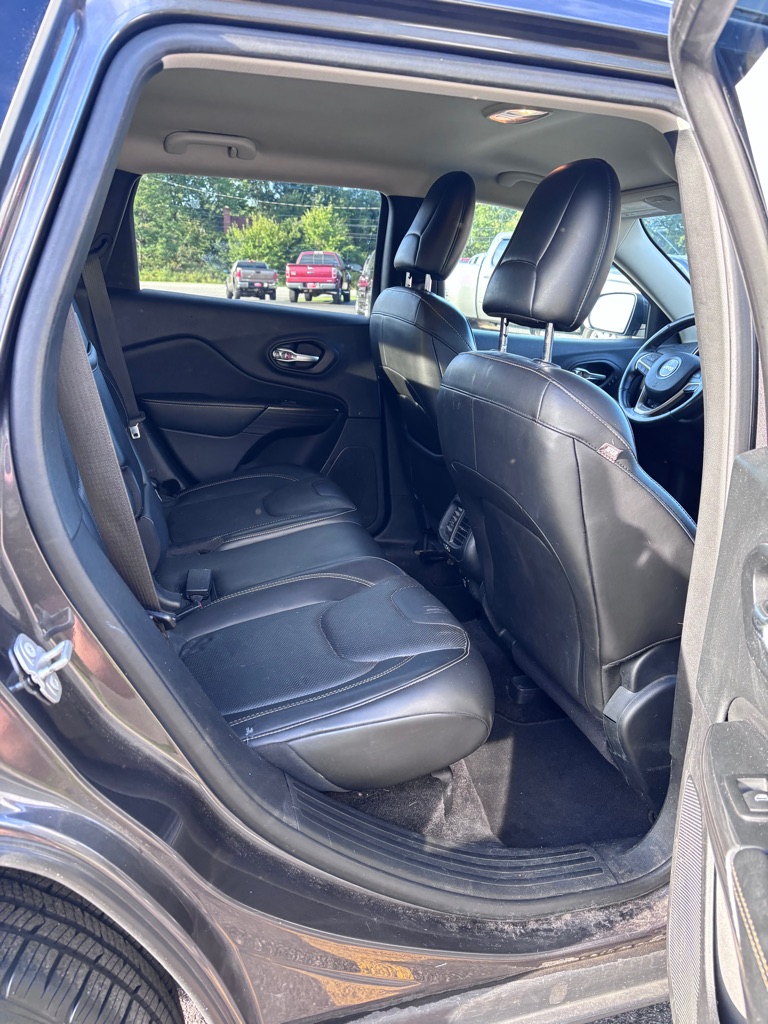 Photo 12 of this JEEP CHEROKEE