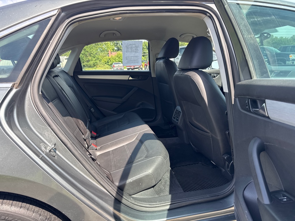 Photo 13 of this VOLKSWAGEN PASSAT