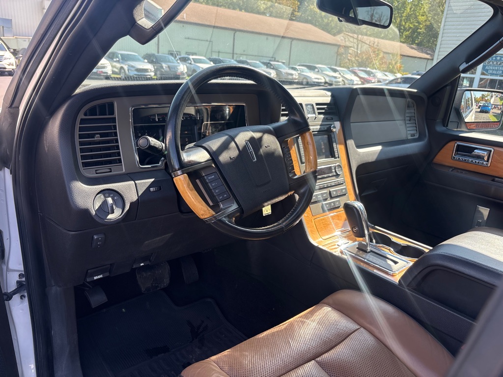 Photo 15 of this LINCOLN NAVIGATOR L