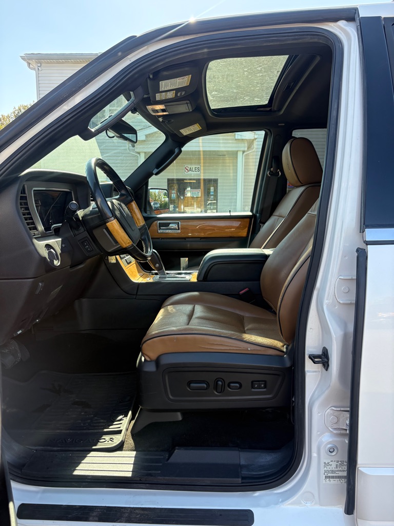 Photo 9 of this LINCOLN NAVIGATOR L
