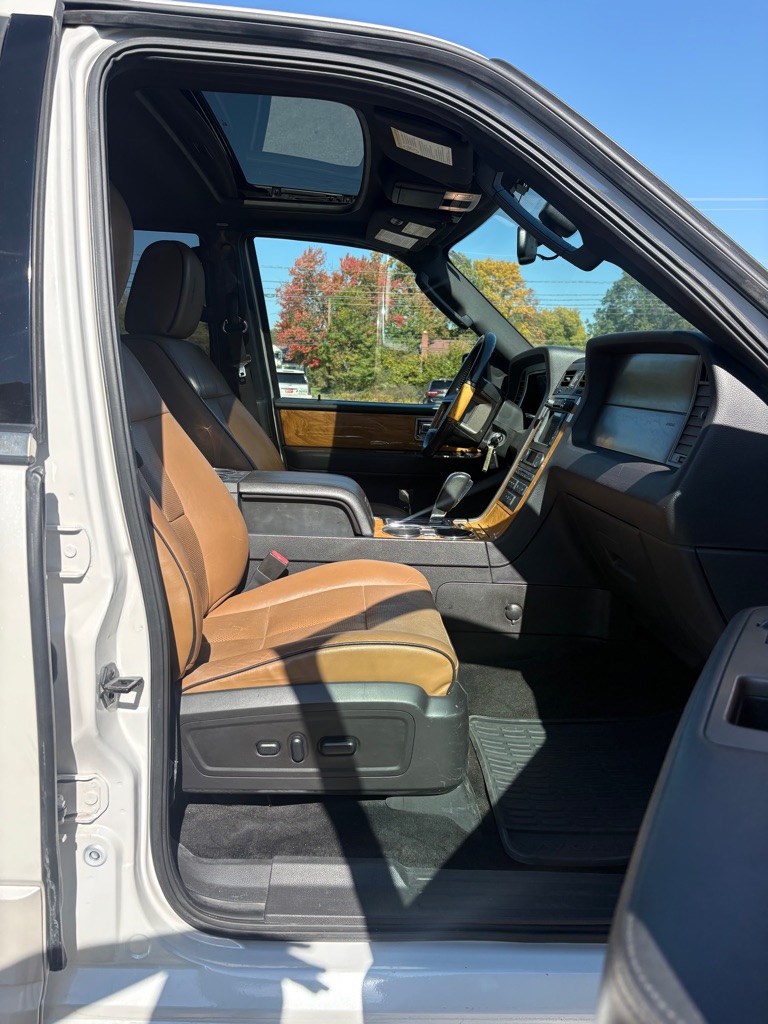 Photo 11 of this LINCOLN NAVIGATOR L