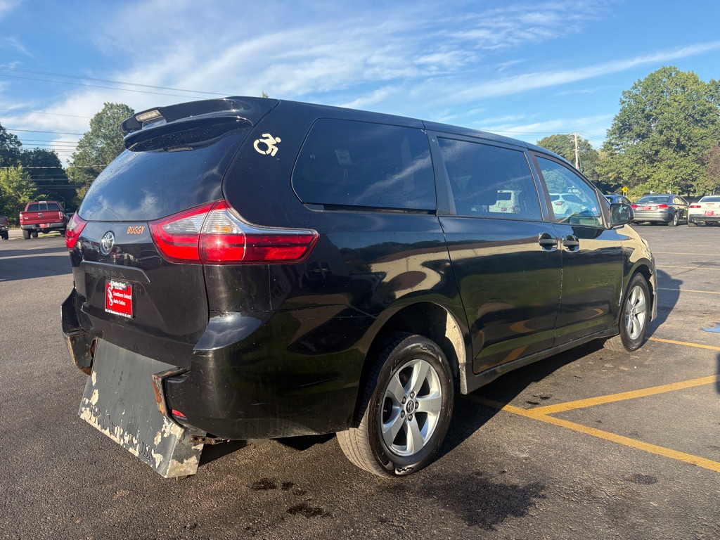 Photo 6 of this TOYOTA SIENNA