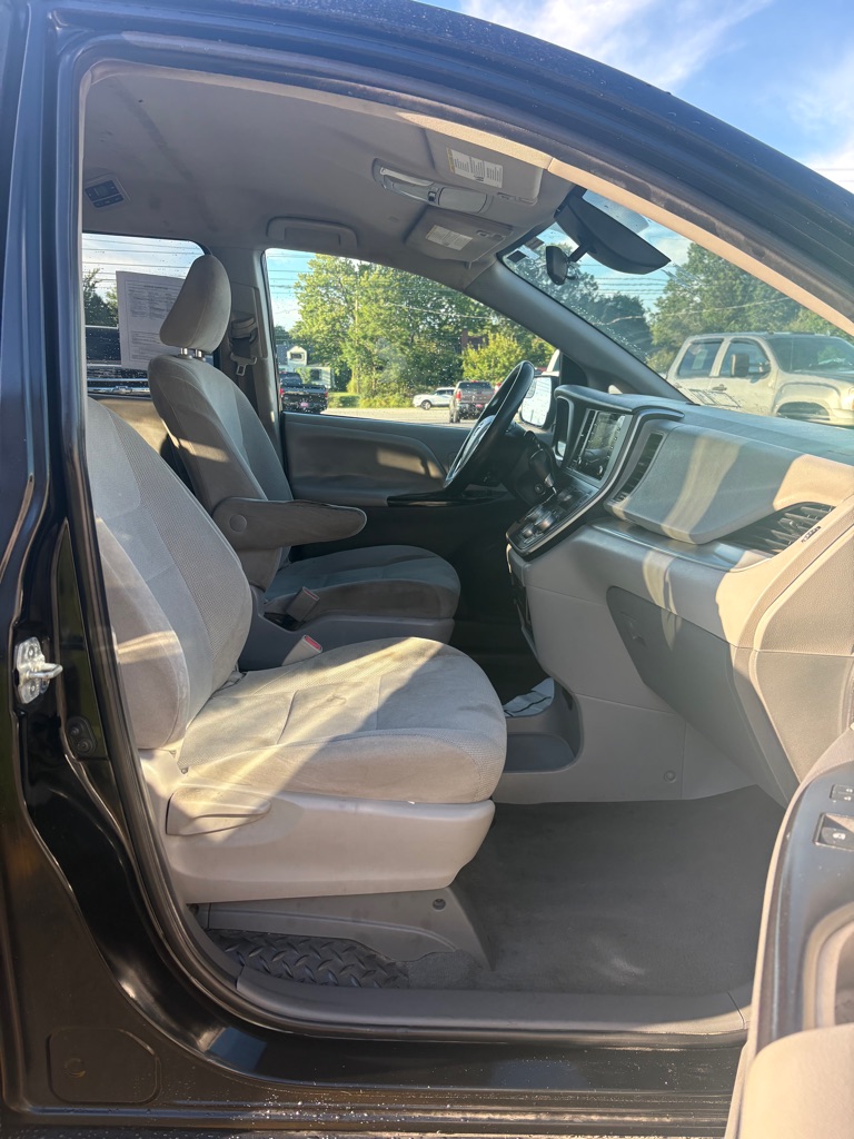 Photo 11 of this TOYOTA SIENNA
