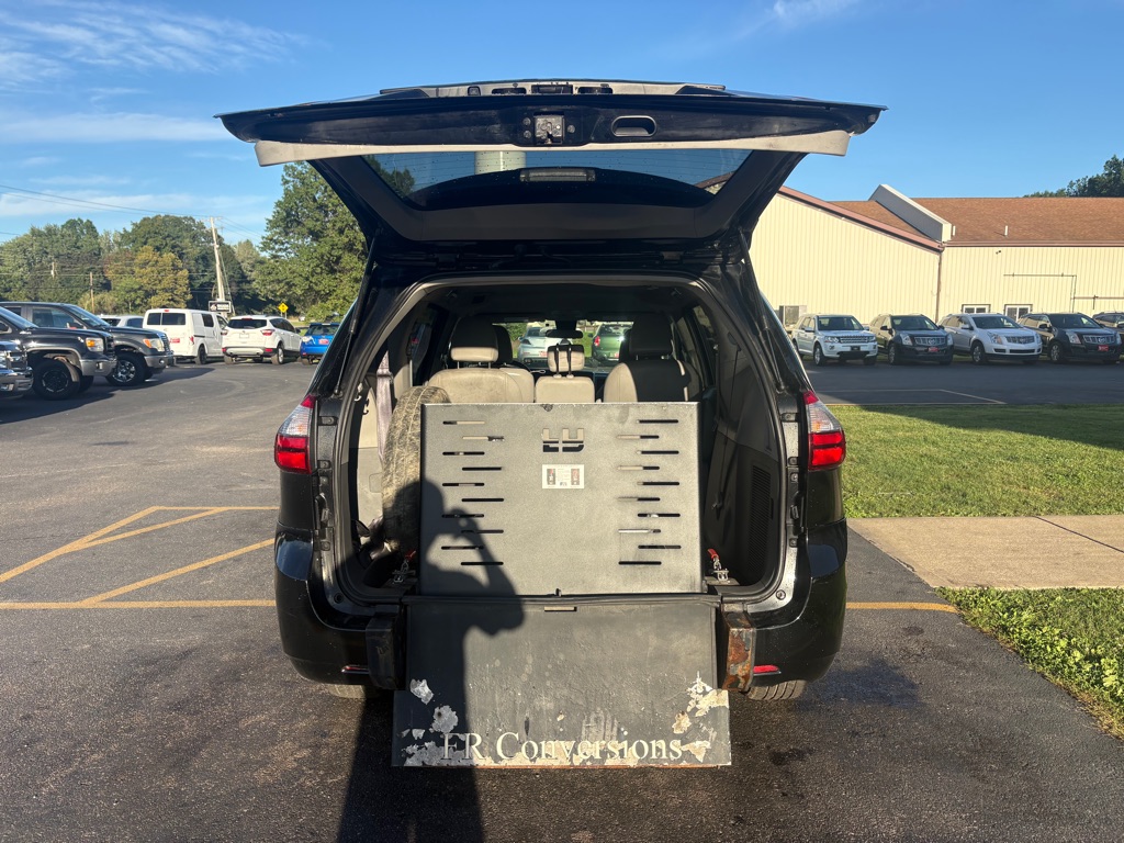 Photo 14 of this TOYOTA SIENNA
