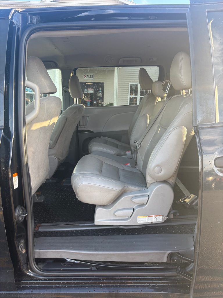 Photo 10 of this TOYOTA SIENNA