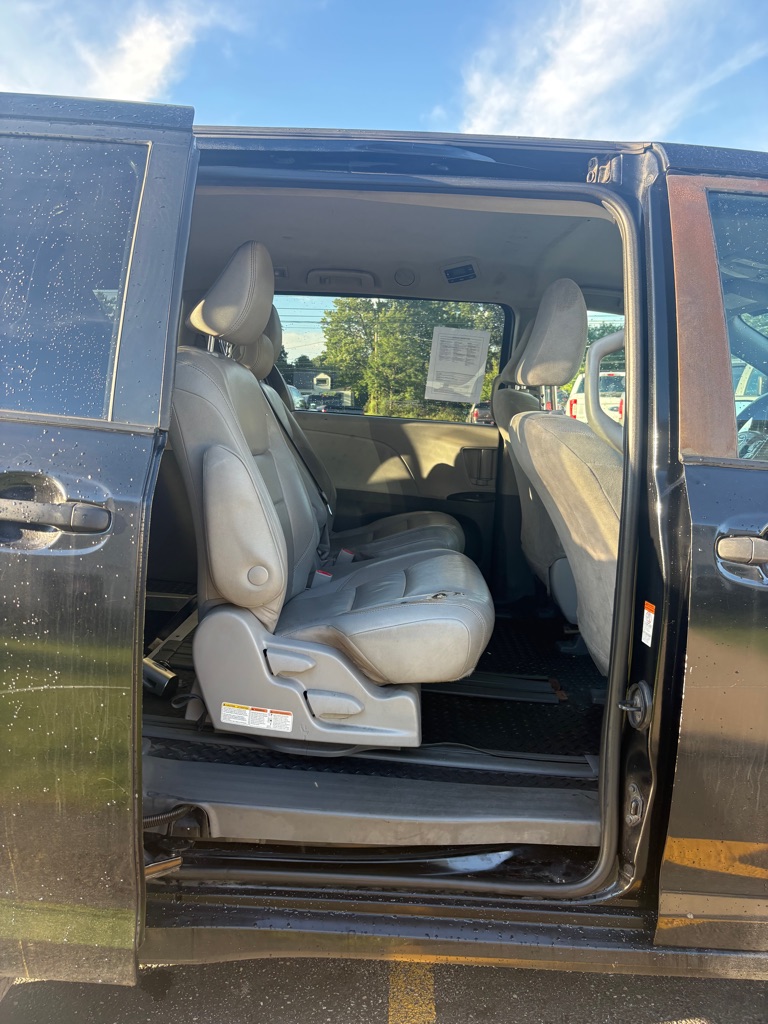 Photo 12 of this TOYOTA SIENNA