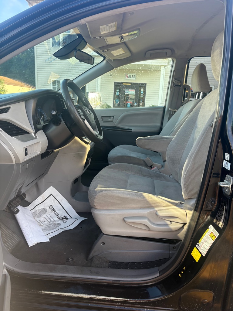 Photo 9 of this TOYOTA SIENNA