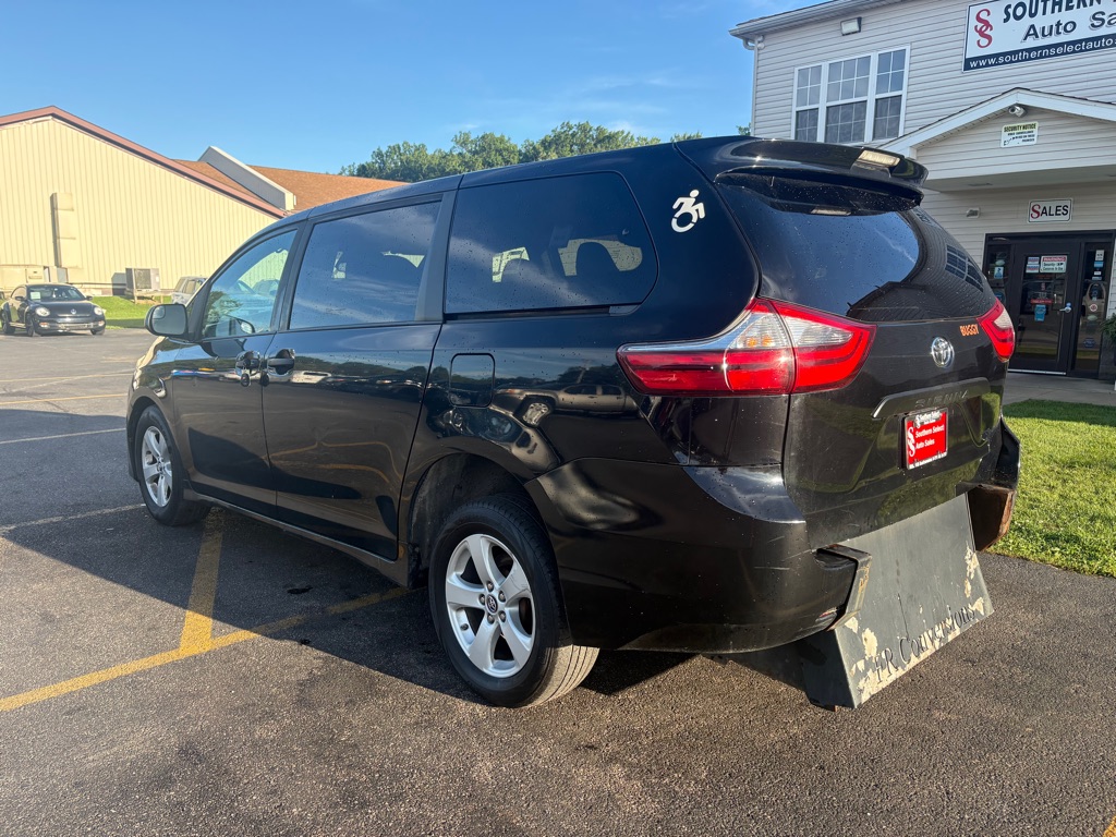 Photo 8 of this TOYOTA SIENNA