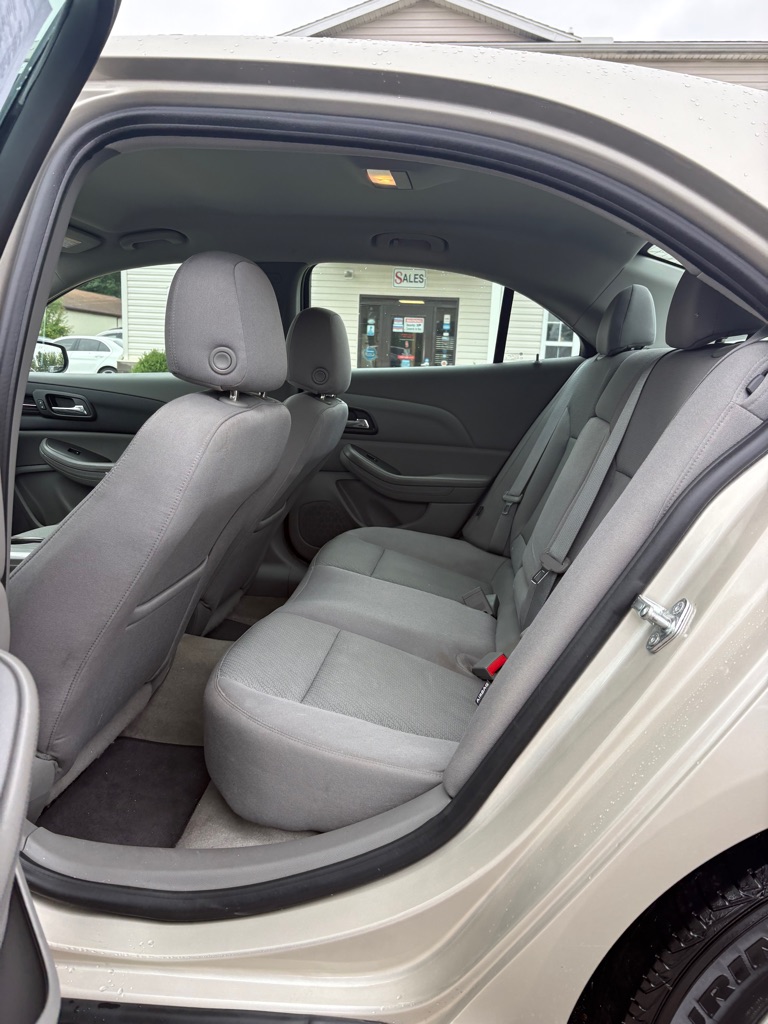 Photo 10 of this CHEVROLET MALIBU