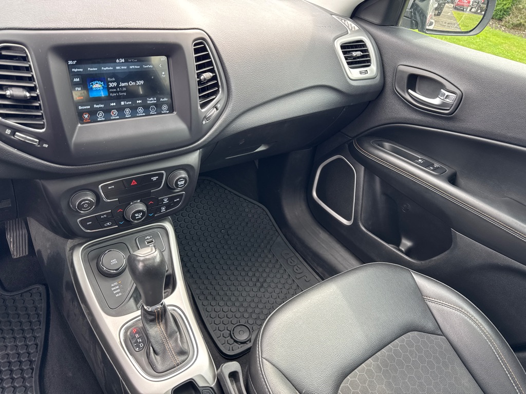 Photo 17 of this JEEP COMPASS